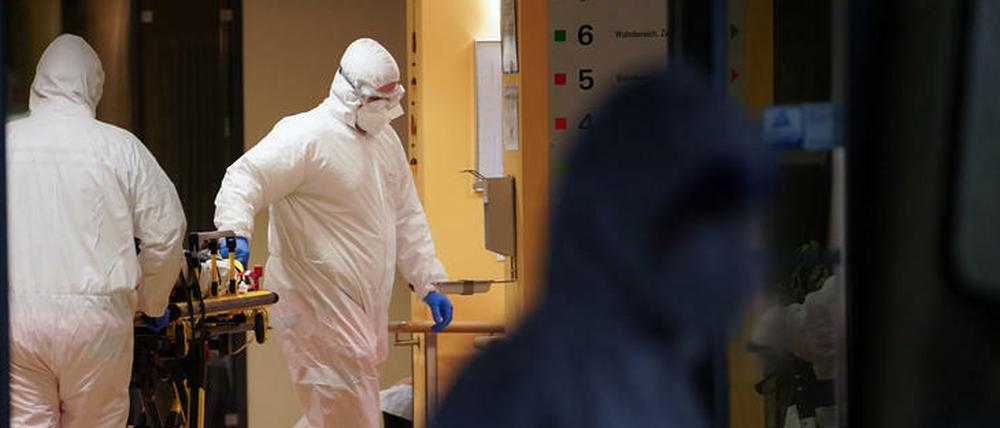 Ein Pflegeheim in Lichtenberg wurde teilevakuiert, 14 Personen starben am Coronavirus. 