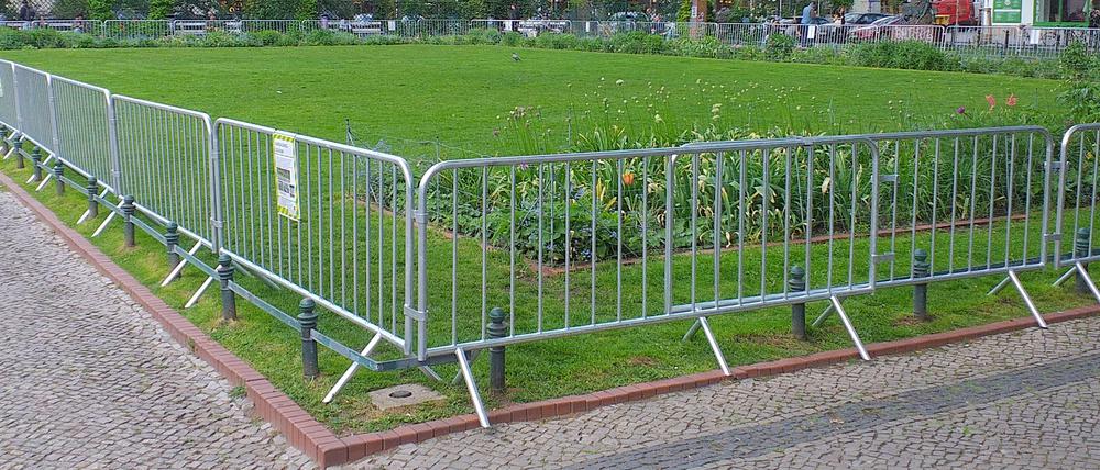 Neu aufgestellter Zaun um Grünanlage auf dem Savignyplatz in Berlin-Charlottenburg.