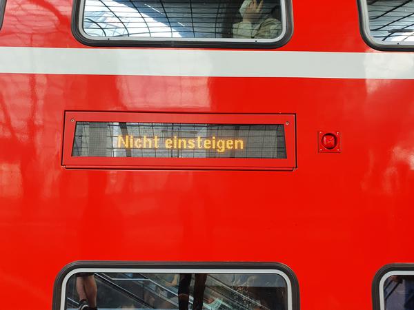 "Nicht einsteigen" - so startete ein vollbesetzter RE1 am Hauptbahnhof nach Magdeburg