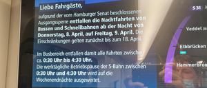 In allen Waggons und Bahnhöfen wird in Hamburg informiert, dass nachts der Verkehr eingestellt ist. 