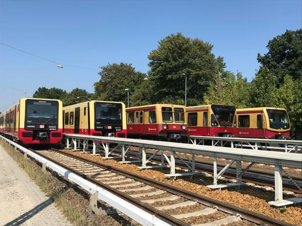 Alle Baureihen vereint in Grünau: Links die beiden neuen Züge 483 und 484. Rechts davon 485, 480 und 481.