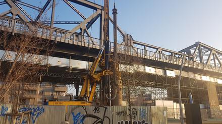 Seit zwei Jahren stehen Bauzäune unter der Brücke im Gleisdreieckpark - das wird noch vier Jahre anhalten. 