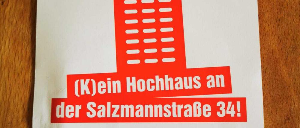 Die Linksfraktion in Lichtenberg lädt auf Flyern zu Vernetzungstreffen gegen den Bau eines Hochhauses ein. 