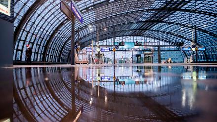 Leere im Berliner Hauptbahnhof. Nur 30 Prozent der ICE fahren.