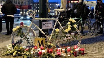 Mahnwache für den getöteten Radfahrer am Brandenburger Tor. 
