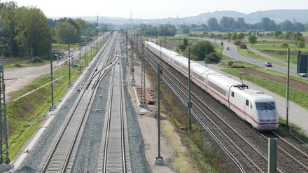 Noch fährt der ICE von Berlin nach München auf alten Gleisen. Die neue Strecke links wird 2022 fertig.