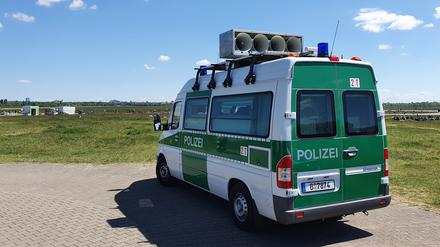 Auf dem Tempelhofer Feld hatte die Polizei vorsichtshalber am Sonntag einen Lautsprecherwagen postiert. 