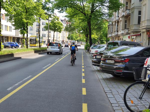 Durch das Schrägparken auf der westlichen Kantstraße kann die Radspur nicht mit Pollern gesichert werden.