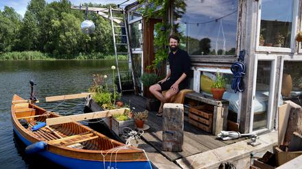 Will das Wasser für Alle: Claudius Schulze auf seinem Boot auf dem Rummelsburger See. 