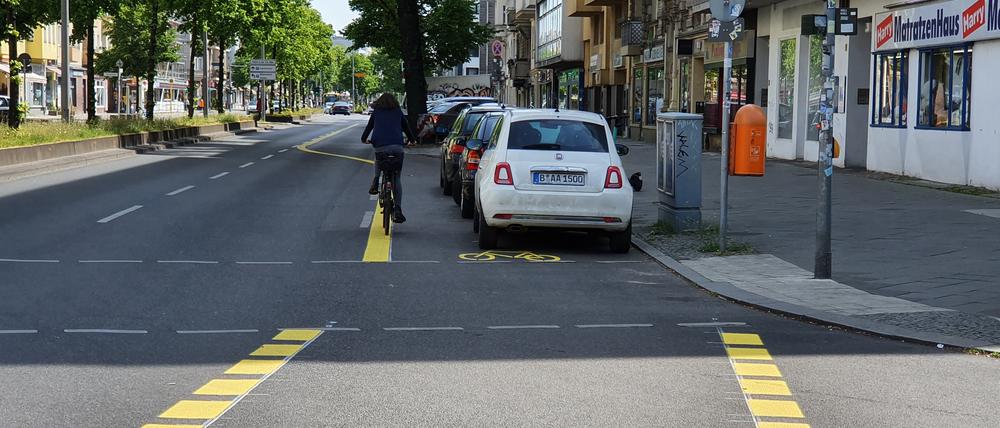 Die neue Radspur an der Kantstraße wird auch von Falschparkern gerne angenommen.