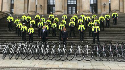 Gruppenbild mit Präsidentin und Senator: die aufgestockte Fahrradstaffel der Berliner Polizei.