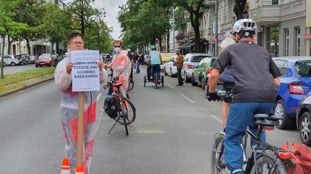 Menschliche "Poller" demonstrierten am Sonnabend in Charlottenburg für sichere Radwege