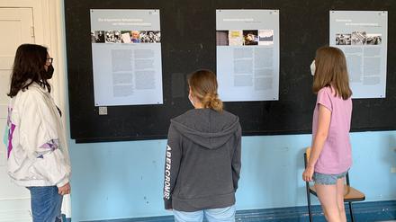Drei Schülerinnen des Beethoven-Gymnasiums in Berlin-Lankwitz vor Schautafeln einer selbst gestalteten Ausstellung zum Schicksal einer jüdischen Familie in der Nazi-Zeit.