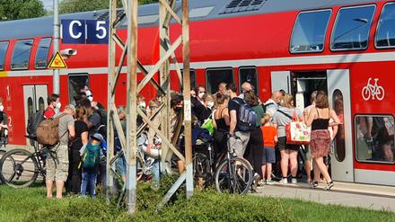 Schnappschuss am Freitag: Wegen eines "Zugtauschs" mussten Hunderte Fahrgäste in Bernau den Zug wechseln. Das Gedränge war enorm. 