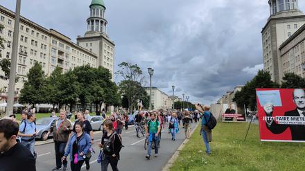 Querdenker ziehen über die Karl-Marx-Allee in Richtung Alexanderplatz.
