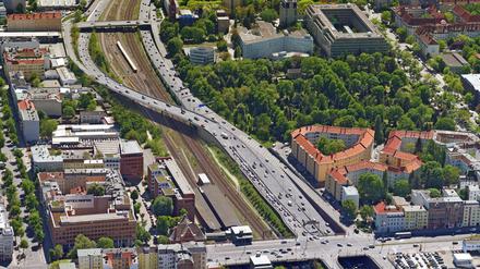 In diesem Luftbild ist die neue Brücke als Simulation dargestellt (oben links)