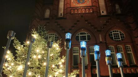 Der Chanukka-Leuchter vor dem Rathaus Lichtenberg. 