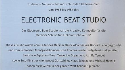 Gedenktafel für das Electronic Beat Studio als Erinnerung in der Pfalzburger Straße 30 in Berlin-Wilmersdorf.