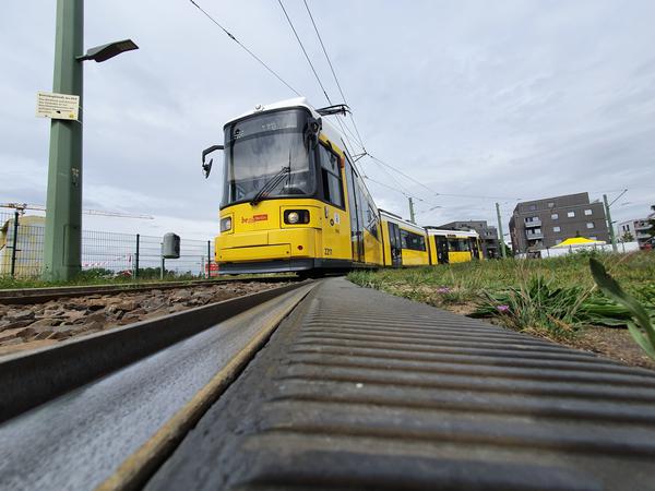 Bislang enden die Züge mitten in Adlershof. Die Wendestelle Karl-Ziegler-Straße entfällt 2021.