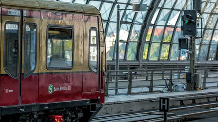 Eine S-Bahn hält im Berliner Hauptbahnhof