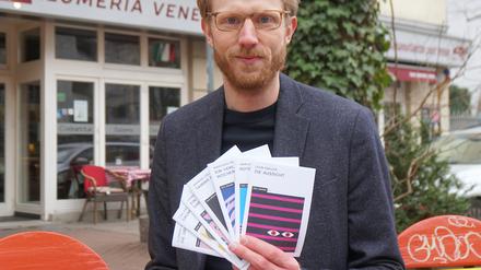 Kleinverleger Patrick Sielemann mit Ausgaben seines Kurzgeschichten-Magazins "Das Gramm".
