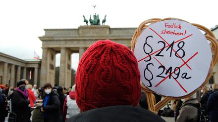 „Weg mit § 218“: Kundgebung des Bündnisses für sexuelle Selbstbestimmung Mitte November vor dem Brandenburger Tor.