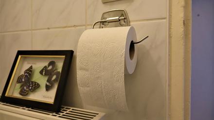 Einlagiges Toilettenpapier in einem Haushalt in Berlin-Friedrichshain. 
