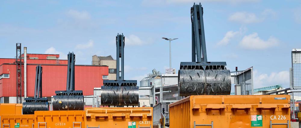 Sogenannte Rollpacker, meterhohe Metallwalzen, verdichten den Müll in den Wertstoffcontainern zusätzlich.