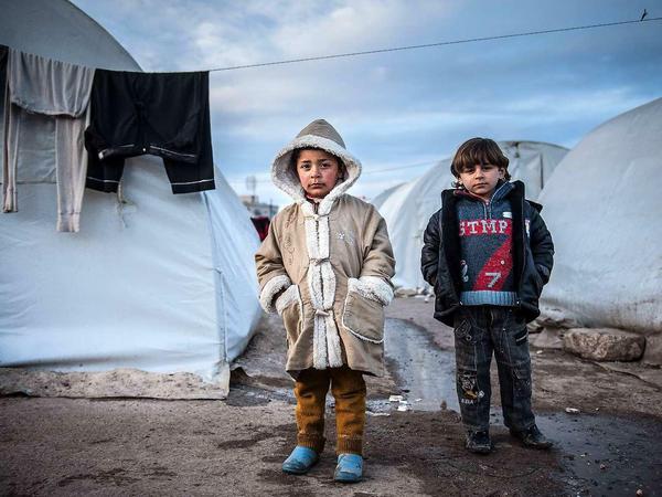 Hilflos. Diese Kinder haben Unterschlupf im Flüchtlingslager Bab al-Salam im Norden Syriens nahe der Grenze zur Türkei gefunden. Jetzt steht erneut der Winter vor der Tür. Waisen, verwitwete Menschen und Flüchtlingsfamilien hoffen auf Unterstützung. 