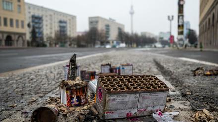 Abgebranntes Feuerwerk liegt auf einer Straße in Berlin.