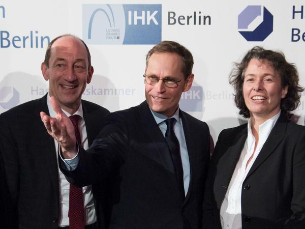 IHK-Prösidentin, Beatrice Kramm mit Berlins Regierender Bürgermeister Michael Müller (M, SPD) und Jan Eder, IHK-Hauptgeschäftsführer. 