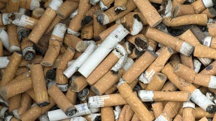 Mithilfe einer Petition für ein Pfandsystem sollen Zigarettenreste von öffentlichen Plätzen entfernt werden. 