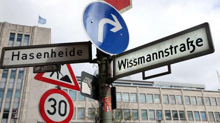 Die Wissmannstraße in Neukölln, die nach einem deutschen Kolonialpolitiker benannt ist, trägt künftig den Namen der tansanischen Politikerin Lucy Lameck.
