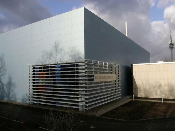 Neutronenleiterhalle II auf dem Geände des Hahn-Meitner-Instituts (HMI) in Berlin-Wannsee.