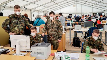 Eine wichtige Stütze bei der Registrierungsarbeit der Ukraine-Geflüchteten: die Bundeswehrsoldaten im Ankunftszentrum in Tegel.