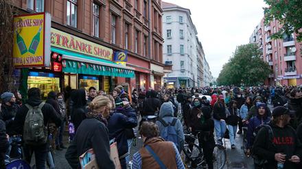 Kaum Abstand: Demonstranten an der Kreuzberger Mariannenstraße vor einem Spätkauf am 1. Mai.