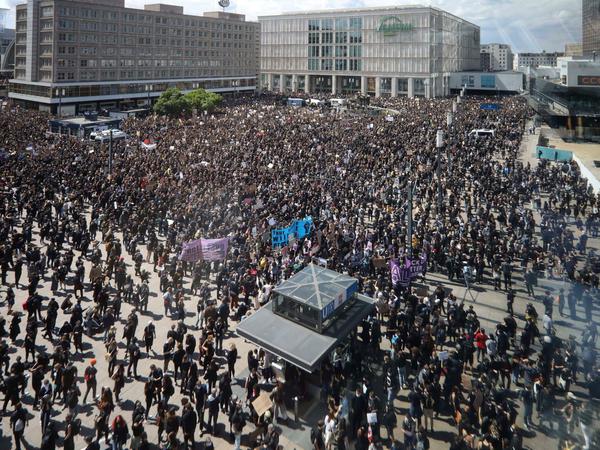 Menschen versammelten sich am Samstag wegen des Todes von George Floyd zur "Silent Demo" auf dem Alexanderplatz.