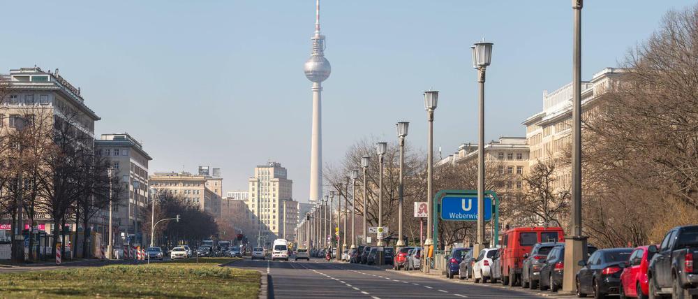 Blick auf die Karl-Marx-Allee im Osten Berlins.