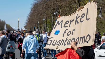 Am 21. April demonstrierten tausende Anhänger der Querdenken-Bewegung in Berlin gegen die Corona-Maßnahmen der Bundesregierung.