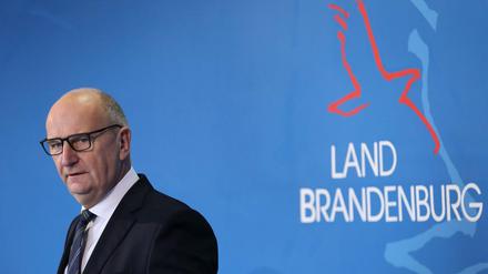 Ministerpräsident Dietmar Woidke SPD während einer Pressekonferenz zur Bilanz nach einem Jahr Kenia-Koalition im Land Brandenburg.