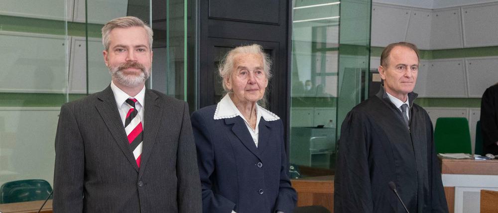 Schon wiederholt verurteilt: die 93-jährige Ursula Haverbeck mit ihren Anwälten vor Gericht.