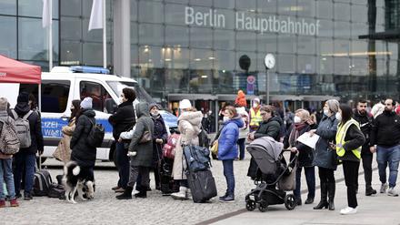 Kriegsflüchtlinge aus der Ukraine kommen am 15.03.2022 am Berliner Hauptbahnhof an. 