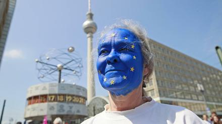 Eine Teilnehmerin der Demonstration "Ein Europa für alle" am vergangenen Wochenende auf dem Alexanderplatz in Berlin.