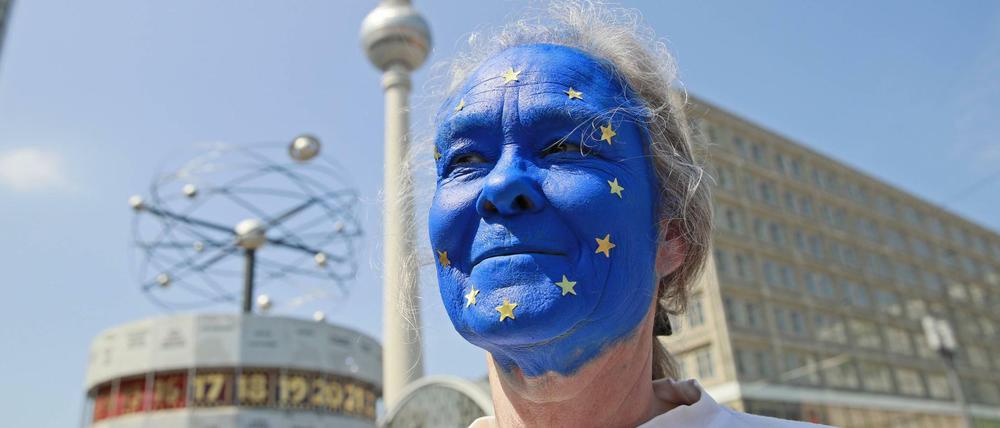 Eine Teilnehmerin der Demonstration "Ein Europa für alle" am vergangenen Wochenende auf dem Alexanderplatz in Berlin.