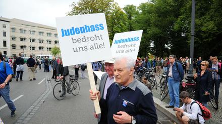 Ein Mann hält auf einer Demonstration am Brandenburger Tor am 14.9.2014 ein Schild hoch: „Judenhass bedroht uns alle“.  