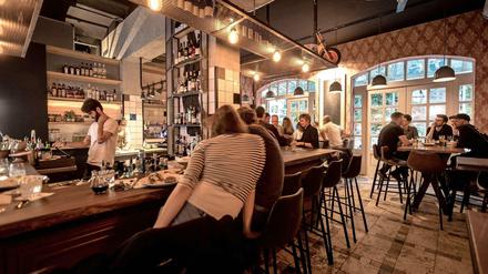 Nostalgisch-rustikales Ambiente, offene Küche - und am Tresen speist es sich so gut wie an den Tischen: Night Kitchen in der Remise in den Heckmann-Höfen an der Oranienburger Straße.