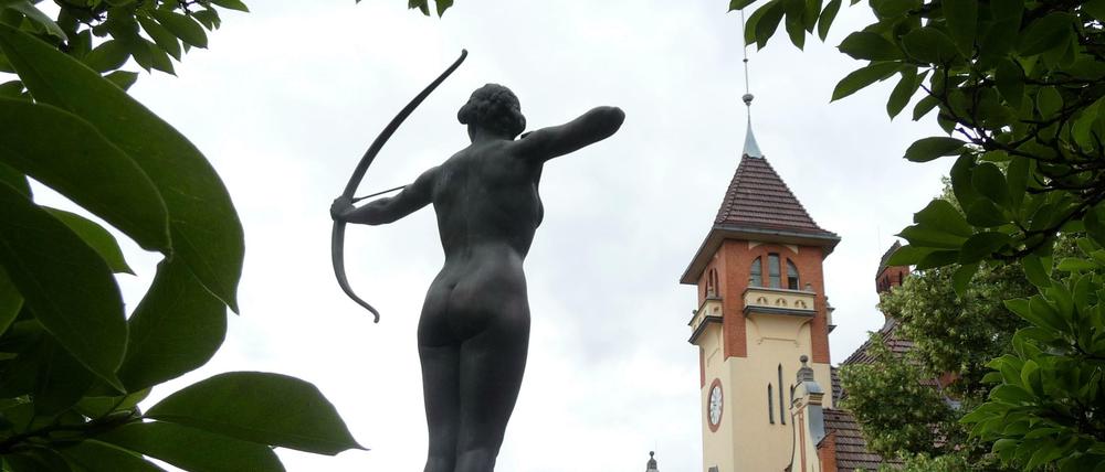 Statue "Die Bogenspannerin" von Ferdinand Lepcke vor dem S-Bahnhof Nikolassee. 