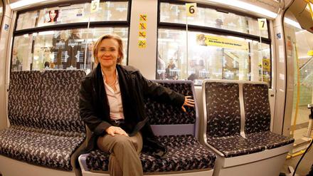Mein linker, linker Platz ist frei. BVG-Chefin Evelyn Nikutta bittet die Fahrgäste, Platz zu nehmen zum Probesitzen für neue U-Bahn-Sitze. Das Ergebnis der Abstimmung soll darüber entscheiden, welche Sitze die Verkehrsbetriebe kaufen. 