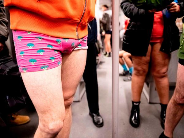 Teilnehmer des "No Pants Subway Ride" (Ohne-Hosen-U-Bahn-Fahrt) am 13. Januar 2019 in Berlin. Diese "Bewegung" stammt aus den USA und findet international immer mehr Nachahmer.