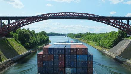 Das Containerschiff «Independent Concept» fährt auf dem Nord-Ostsee-Kanal bei Kiel unter der Levensauer Hochbrücke. 